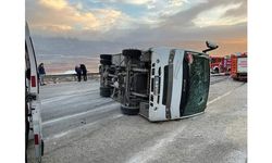 Denizli'de servis midibüsünün devrilmesi sonucu 2 kişi öldü, 15 kişi yaralandı