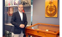 İzmir’i kurtaran askerlerin karşılandığı 100 yıllık bayrak, müzede sergileniyor