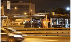 Küçükçekmece'de yola düşen kişi, metrobüsün altında kalarak öldü 