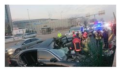 Otomobil, alt geçit ayağına çarpıp savrulan araca çarptı: 1 ölü, 1 yaralı