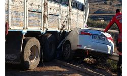Otoyolda karşı şeride geçen kamyon, otomobille çarpıştı; 2 ölü