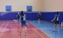 Sayıları her geçen gün artan Kars'ın badmintoncu kızları başarıya raket sallıyor