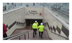 Taksim metrosunda yolcu raylara düştü
