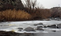 Türkiye-Ermenistan sınırındaki Arpaçay Nehri kısmen buz tuttu
