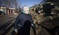 Ukrayna'nın Bahmut şehrindeki siviller ağır bombardıman altında tahliye ediliyor