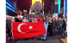 ABD'de New York Times Meydanı'nda Türkiye'deki depremlerde hayatını kaybedenler anıldı