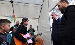 Bakan Akar'dan depremzede çocuklara "moral" ziyareti