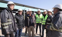 Bakan Dönmez, deprem bölgesinde çalışan elektrik işçilerini ziyaret etti