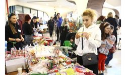 Bakü'de, Türkiye'deki depremzedeler için kermes düzenlendi