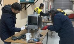 Balıkesir'deki meslek lisesinde depremzedeler için çadır sobası üretiliyor