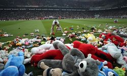 Beşiktaş taraftarı, depremzede çocuklar için sahayı oyuncaklarla donattı