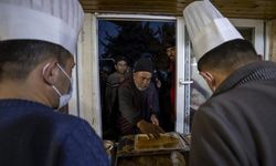 Cumhurbaşkanlığında görevli aşçılar, depremzedeler için yemek pişiriyor