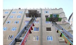 Diyarbakır'da depremzedeler hasarlı evlerinden eşyalarını tahliye ediyor
