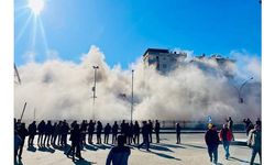 Diyarbakır'da yıkımına başlanan 9 katlı bina çöktü 