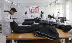Edirne'de meslek liseliler depremzedeler için uyku tulumu dikiyor