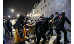 Hatay'da depremde yaralananlar TCG İskenderun gemisine alınıyor 