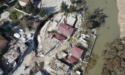 Hatay'da deprem nedeniyle etrafı çöken müstakil evlerden bazıları sürüklendi