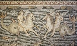 Hippokamposlara binen Erosların mozaiği Adana'da sergileniyor