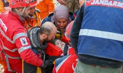 İslahiye'de baba-kız depremin 132. saatinde enkazdan kurtarıldı