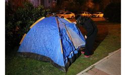 İzmir'de deprem sonrası vatandaşlar çadır ve araçlarda konaklıyor