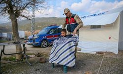 Jandarma köy köy gezerek depremzedeleri tıraş ediyor
