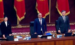 Kırgızistan Meclisinde, depremlerde hayatını kaybedenler için saygı duruşu