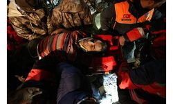 Osmaniye'de depremde yıkılan bir binanın enkazından 26 saat sonra bir kişi kurtarıldı
