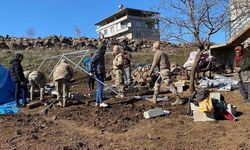 Sinop'tan deprem bölgesine giden Mehmetçik afetzedelerin yaralarını sarıyor