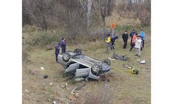 Sivas'ta devrilen otomobildeki 3 kişi öldü, 1 kişi yaralandı 