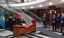 Tokayev, Türkiye’nin Astana Büyükelçiliğini ziyaret ederek taziye defterini imzaladı