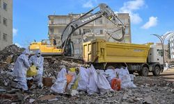 Adıyaman'da enkaz altındaki zirai ilaçlar uzman ekip tarafından çıkarılıyor
