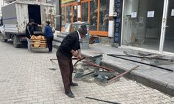 Ağrı'da fırtına nedeniyle iş merkezindeki tabelalar çevreye savruldu