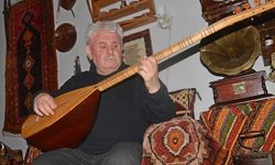 Ağrı'da onlarca öğrenci yetiştiren usta yarım asırdır bağlama çalıyor