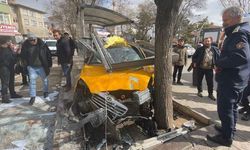 Ankara'da bir taksi otobüs durağında bekleyenlere çarptı