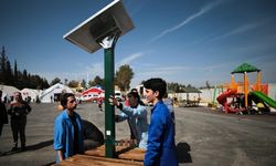 Ankara'daki bir lise depremzedeler için güneş enerjili banklar üretti