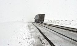 Ardahan-Şavşat kara yolu kar nedeniyle ağır tonajlı araç geçişine kapatıldı