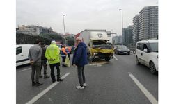 Bahçelievler'deki kazada kamyonetin sürücü bölümü kullanılamaz hale geldi