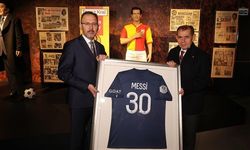 Bakan Kasapoğlu, Messi'nin imzalı formasını depremzedeler için Galatasaray Kulübü'ne bağışladı