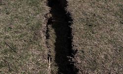 Ceyhan Nehri kıyısındaki köyde depremde oluşan yarık ve çöküntüler dronla görüntülendi