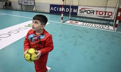 Depremzede hentbolcu annenin minik oğlu Yiğit Efe, takımın maskotu oldu