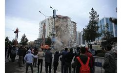 Diyarbakır'da ağır hasarlı iş merkezi ve üstündeki sitenin yıkımına yeniden başlandı