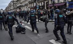 Fransa'da hükümet protestolara rağmen emeklilik reformunu geri çekmeyeceğini açıkladı