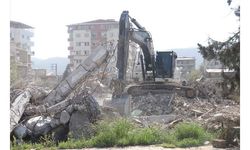 Hatay'da enkaz kaldırma ve yıkım çalışmaları 14 mahallede devam ediyor