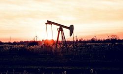 IEA, küresel petrol talebindeki artış öngörüsünü yukarı yönlü revize etti