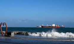 İskenderun'da lodosta yükselen deniz suyu çekilmeye başladı