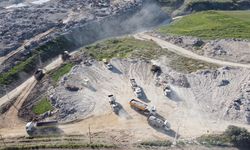 İskenderun'da yıkılan binaların enkazı 3 bin 635 dekarlık iki alanda toplanıyor