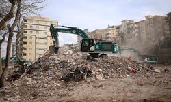 Kahramanmaraş'ta enkaz kaldırma çalışmaları devam ediyor