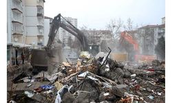 Malatya'da ağır hasarlı binaların yıkım işlemleri sürüyor