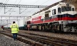Malatya'ya gönderilen yaşam konteynerlerini taşıyan tren Kayseri'ye ulaştı