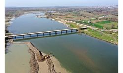 Meriç Nehri yatağında kum temizliği yapılıyor
